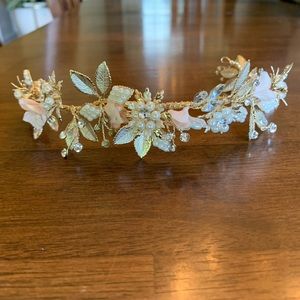 Head piece (bridal or first communion).